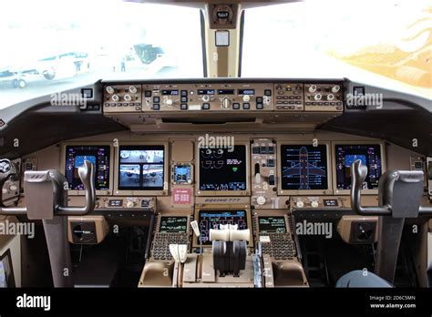 777 300er cockpit|Iba pa.